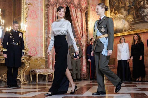 Nàng công chúa xinh đẹp nhất châu Âu xuất hiện đĩnh đạc trong bộ quân phục hoàng gia, lần đầu tiên trong đời tham dự sự kiện đặc biệt-6