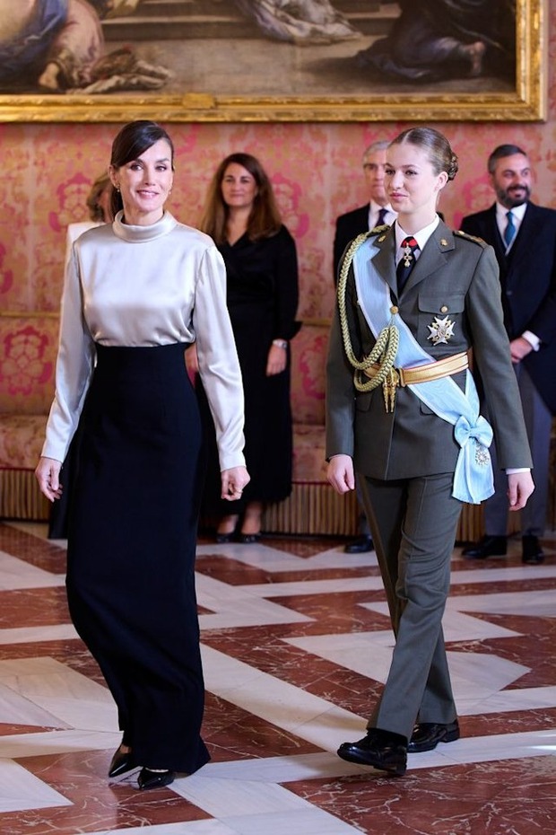 Nàng công chúa xinh đẹp nhất châu Âu xuất hiện đĩnh đạc trong bộ quân phục hoàng gia, lần đầu tiên trong đời tham dự sự kiện đặc biệt-7