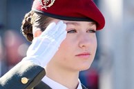 'Nàng công chúa xinh đẹp nhất châu Âu' xuất hiện đĩnh đạc trong bộ quân phục hoàng gia, lần đầu tiên trong đời tham dự sự kiện đặc biệt