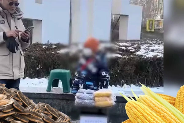 Bố bắt con ngồi bán hàng rong giữa trời tuyết lạnh âm độ-1