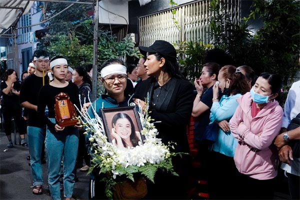 Nghẹn ngào nước mắt đưa tiễn diễn viên Thanh Hoa-1
