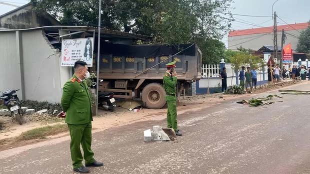 Clip: Xe tải lao vào cửa hàng gội đầu khiến 1 người tử vong-1