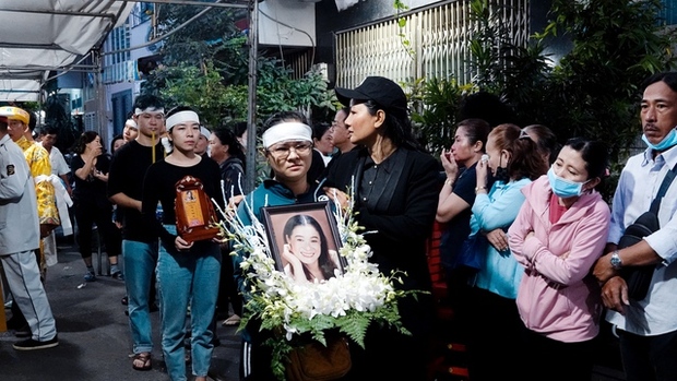 Lễ hoả táng diễn viên Thanh Sói Thanh Hoa: Người thân khóc nghẹn, Lý Hải và dàn sao tiễn biệt-1