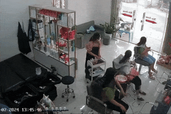 Clip: Xe tải lao vào cửa hàng gội đầu khiến 1 người tử vong