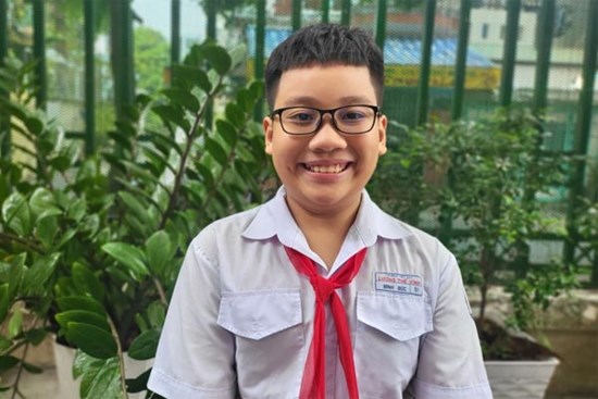 Cậu bé lớp 5 thi lần đầu đạt IELTS 7.5, không học thêm ở trung tâm