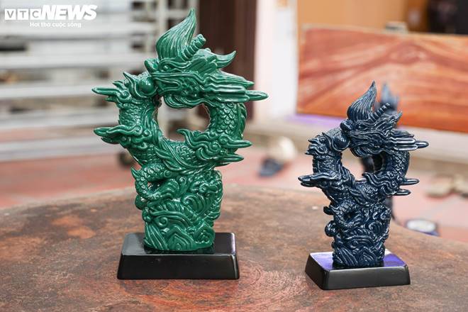 Cận cảnh linh vật rồng phủ vàng 24k giá hàng chục triệu đồng đón Tết Giáp Thìn-1