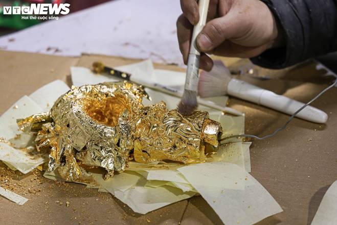Cận cảnh linh vật rồng phủ vàng 24k giá hàng chục triệu đồng đón Tết Giáp Thìn-10