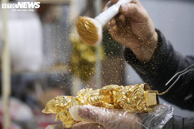 Cận cảnh linh vật rồng phủ vàng 24k giá hàng chục triệu đồng đón Tết Giáp Thìn-11