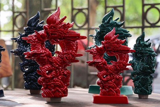 Cận cảnh linh vật rồng phủ vàng 24k giá hàng chục triệu đồng đón Tết Giáp Thìn