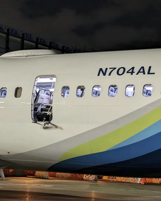 Máy bay chở 177 người bung mảng lớn giữa không trung: Cảnh tượng kinh hoàng tại khoang hành khách được hé lộ-2