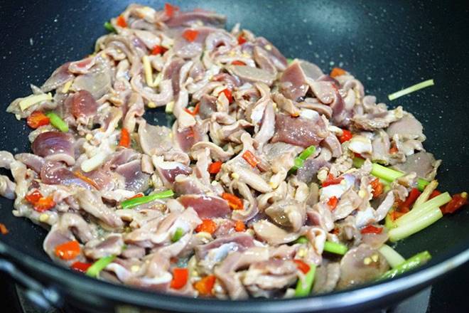 Bộ phận mệnh danh là cao thủ bơm máu của gà đem xào măng được món ngon giòn sần sật, hết bơ phờ mệt mỏi-5