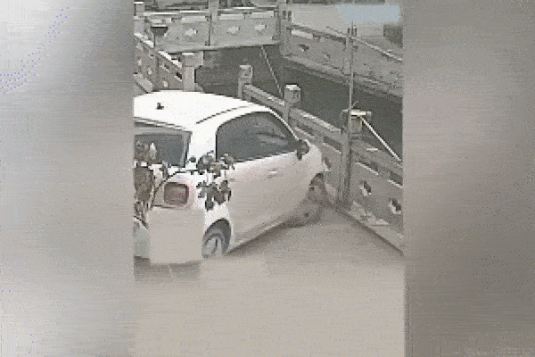 Máy bay Boeing 737 bị thổi bay cửa trên không, hành khách được phen đứng tim-5