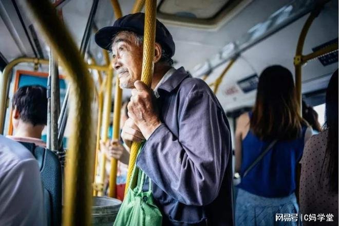 Đứa trẻ không nhường chỗ bị mắng không có giáo dục, mẹ bé đáp trả khiến mọi người xung quanh bật cười-1