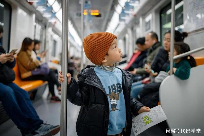 Đứa trẻ không nhường chỗ bị mắng không có giáo dục, mẹ bé đáp trả khiến mọi người xung quanh bật cười-2