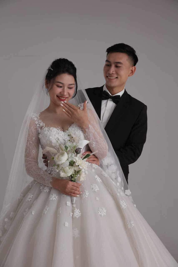 Giống như Quang Hải, tiền vệ U23 Việt Nam tổ chức đám cưới trên sân vận động-2