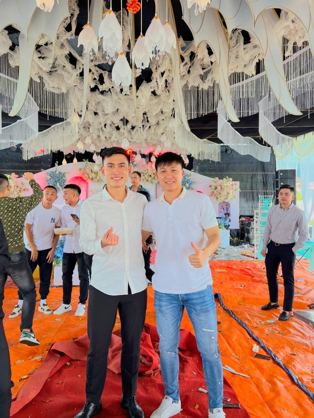 Giống như Quang Hải, tiền vệ U23 Việt Nam tổ chức đám cưới trên sân vận động-3