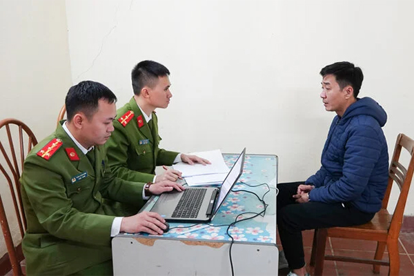 Nổ quen CSGT, giảng viên đại học lừa tiền của nhiều tài xế-1