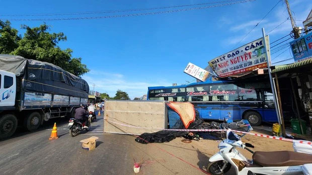 Xe khách chở 10 người lao sang trái đường, tông xe tải khiến tài xế tử vong-1