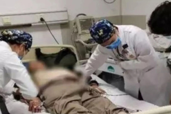 Tay căng phồng, nhiễm khuẩn cấp vì thủ phạm ở hàng rào-2