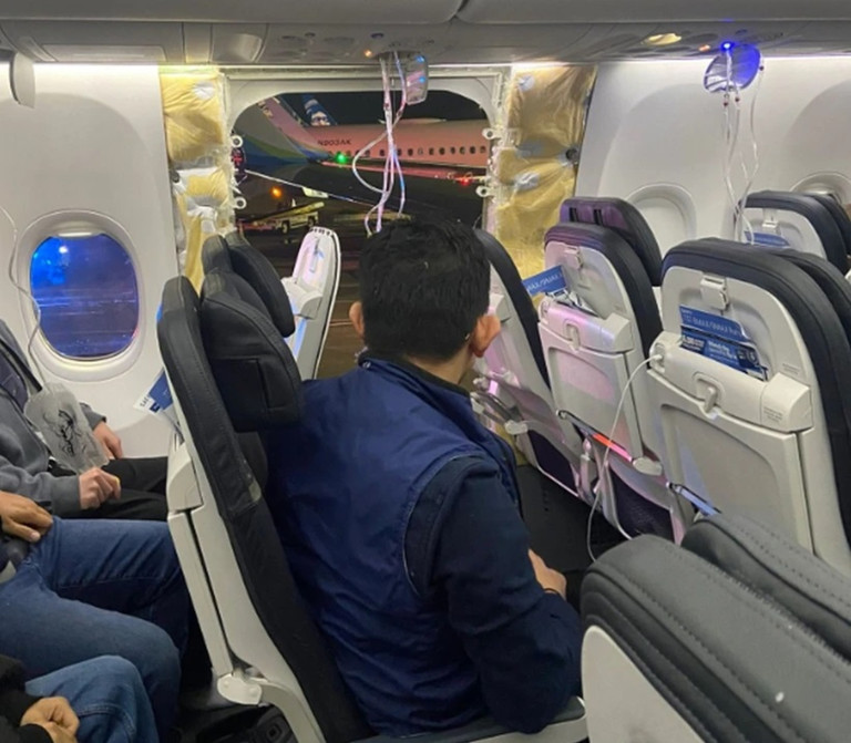 Máy bay Boeing 737 bị thổi bay cửa trên không, hành khách được phen đứng tim-2