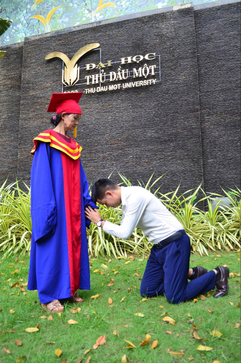 Chàng trai Quảng Ngãi quỳ lạy mẹ trong ngày tốt nghiệp thạc sỹ-1