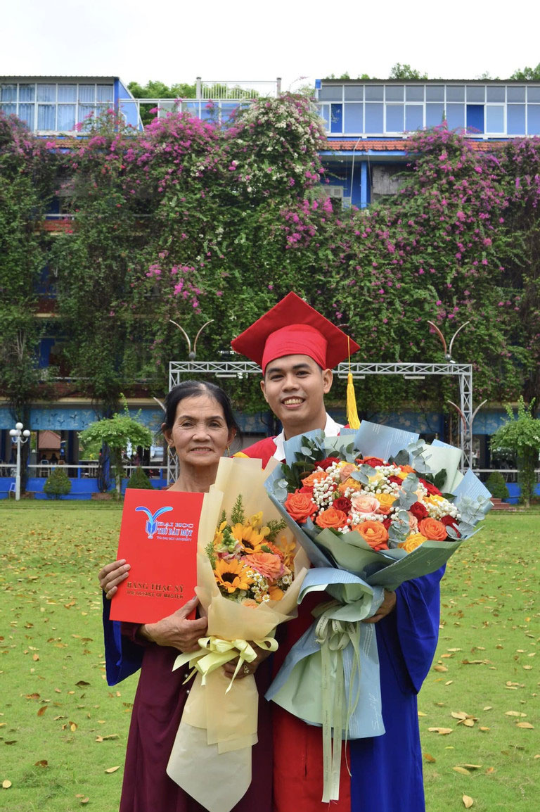 Chàng trai Quảng Ngãi quỳ lạy mẹ trong ngày tốt nghiệp thạc sỹ-2