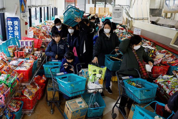 Hình ảnh tại Nhật Bản khiến nhiều người quặn thắt: Người dân chia nhau từng nắm cơm, cùng chống chọi với sự tàn khốc của thảm họa-2