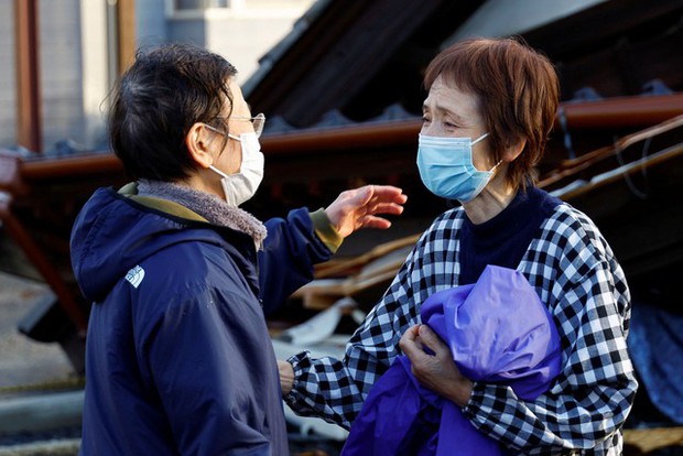 Hình ảnh tại Nhật Bản khiến nhiều người quặn thắt: Người dân chia nhau từng nắm cơm, cùng chống chọi với sự tàn khốc của thảm họa-5