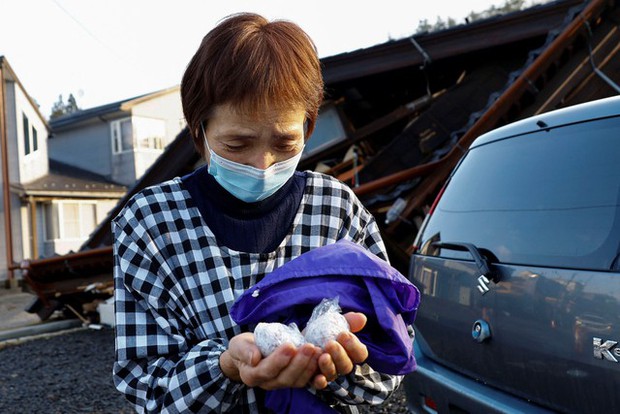 Hình ảnh tại Nhật Bản khiến nhiều người quặn thắt: Người dân chia nhau từng nắm cơm, cùng chống chọi với sự tàn khốc của thảm họa-6