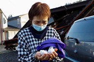 Hình ảnh tại Nhật Bản khiến nhiều người quặn thắt: Người dân chia nhau từng nắm cơm, cùng chống chọi với sự tàn khốc của thảm họa