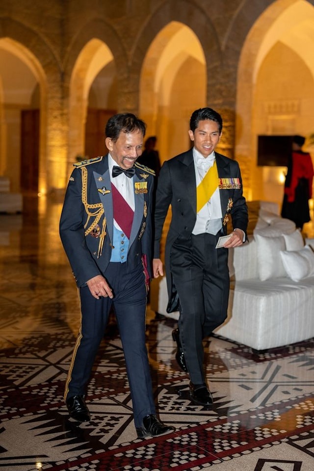Hé lộ hình ảnh cô dâu của Hoàng tử Brunei đẹp dịu dàng trong chiếc váy cưới lấp lánh, khởi đầu đám cưới thế kỷ kéo dài 10 ngày-4