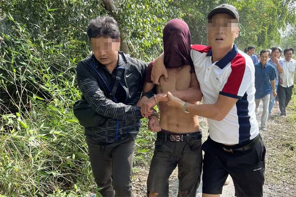 Người dân vây bắt cô gái nghi cướp cửa hàng F88 ở TPHCM-2