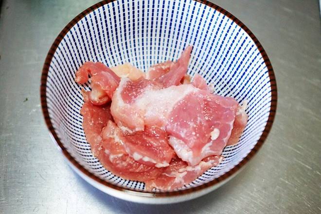 Thăn lợn hay bị chê khô nhưng xào kiểu này mềm ngon, đậm đà quá hợp bữa cơm mùa đông-1