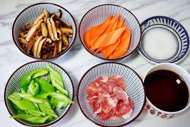 Thăn lợn hay bị chê khô nhưng xào kiểu này mềm ngon, đậm đà quá hợp bữa cơm mùa đông-2