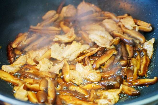 Thăn lợn hay bị chê khô nhưng xào kiểu này mềm ngon, đậm đà quá hợp bữa cơm mùa đông-4