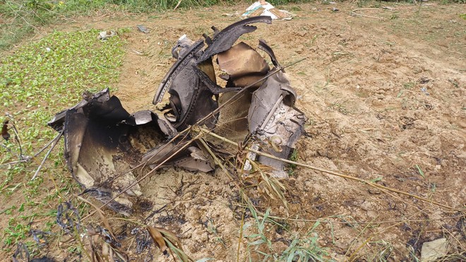 Nhân chứng kể lại giây phút phi công bung dù nhảy ra trước khi máy bay rơi-3