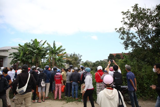 Nhân chứng kể lại giây phút phi công bung dù nhảy ra trước khi máy bay rơi-4