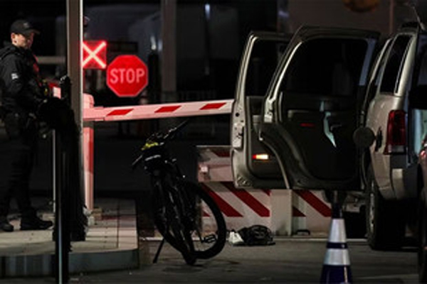 Bị dừng xe, tài xế ôtô tông văng cảnh sát rồi bỏ chạy khỏi hiện trường-1