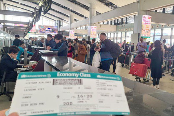 Giá vé máy bay Tết cao ngất ngưởng, bay tờ mờ sáng cũng đắt-2