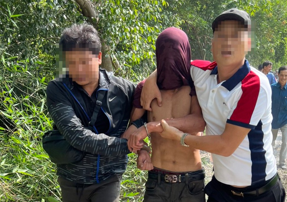 Khoảnh khắc nghi can giết người ở TPHCM bị khống chế-1