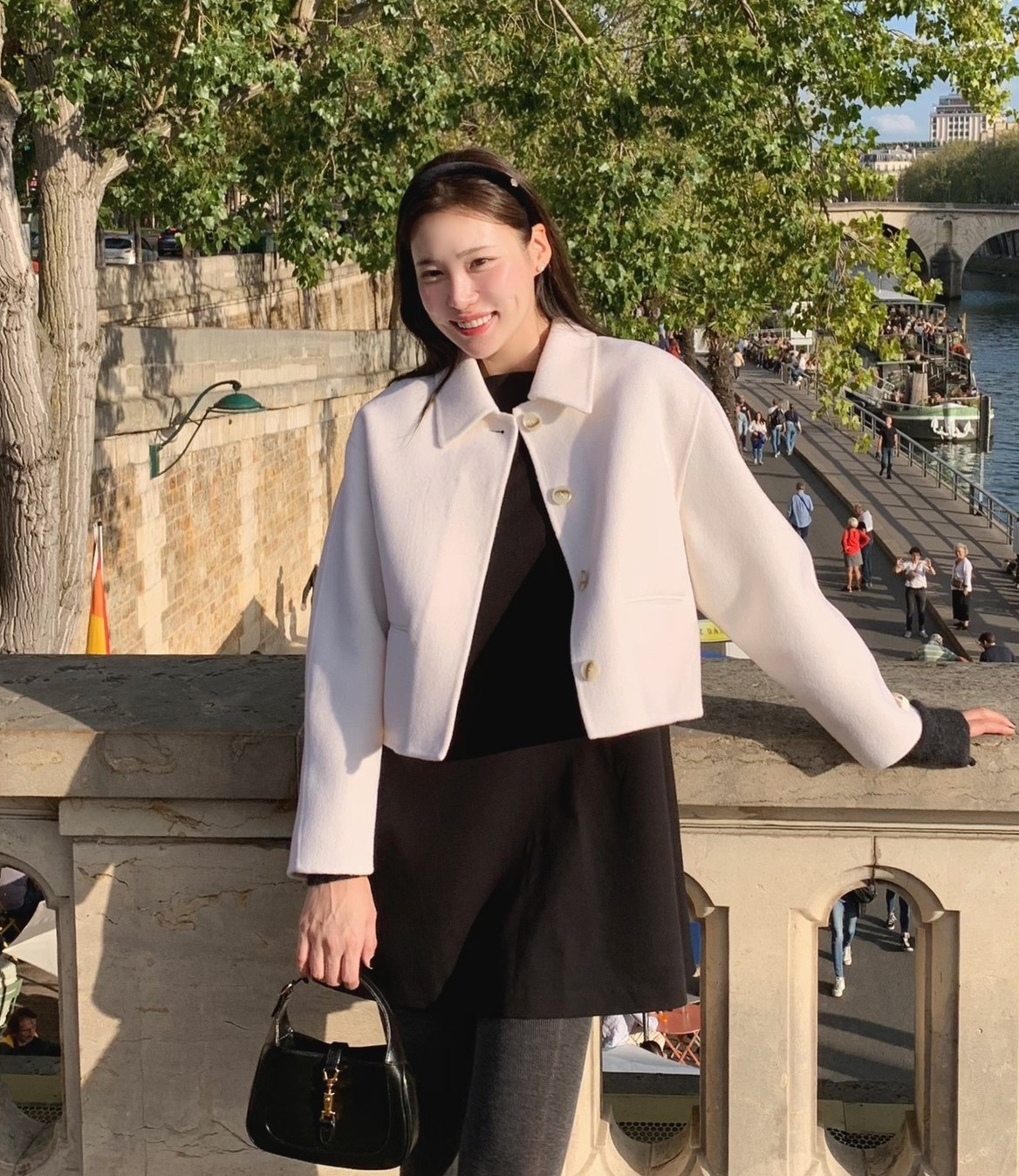 5 mẫu áo khoác dáng ngắn trẻ trung hơn áo khoác dài, chị em nên sắm diện Tết-1