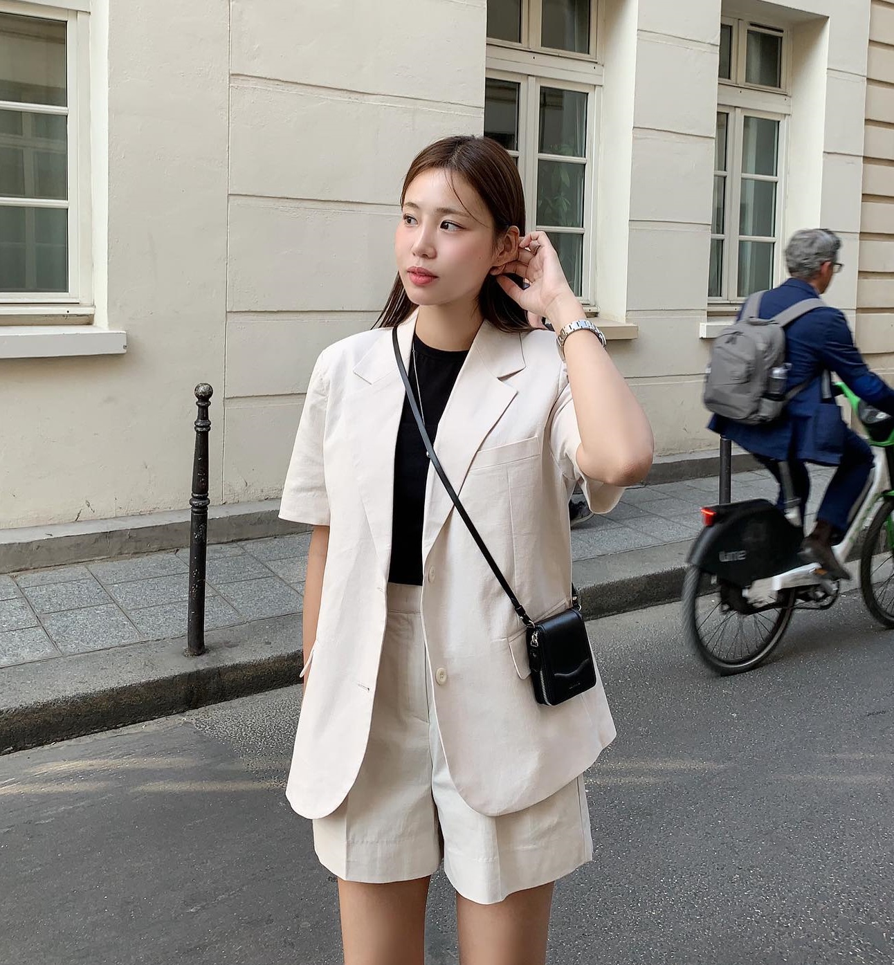 5 mẫu áo khoác dáng ngắn trẻ trung hơn áo khoác dài, chị em nên sắm diện Tết-4