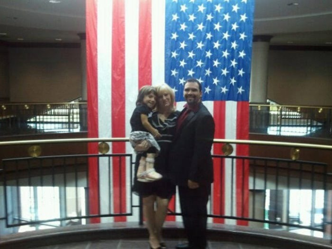 Chuyện ly kỳ như phim: Cặp vợ chồng điêu đứng phát hiện con gái nuôi 6 tuổi là người trưởng thành mang âm mưu khủng khiếp, sự thật ra sao?-2