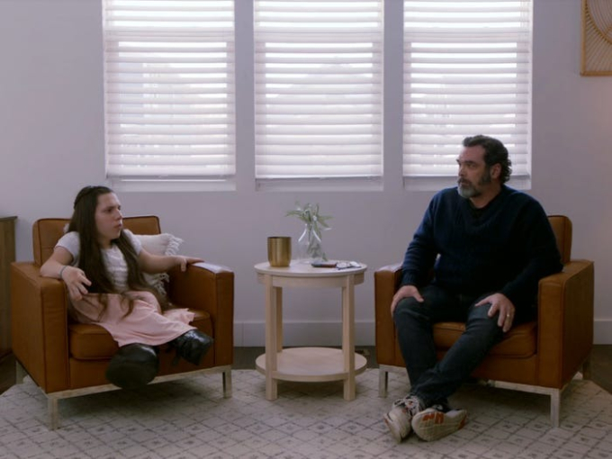 Chuyện ly kỳ như phim: Cặp vợ chồng điêu đứng phát hiện con gái nuôi 6 tuổi là người trưởng thành mang âm mưu khủng khiếp, sự thật ra sao?-6