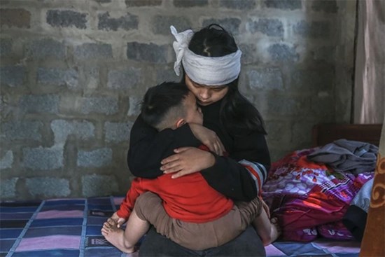 Xót xa 3 đứa trẻ mồ côi mẹ sau tai nạn giao thông, nương tựa vào bố tật nguyền: