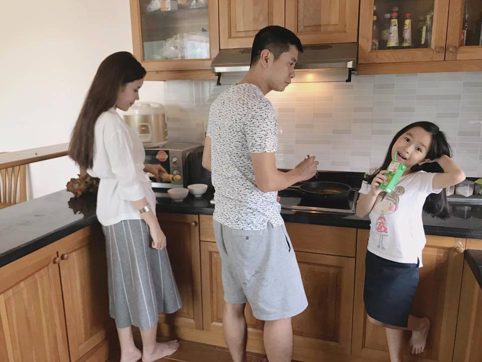 Giữa thông tin đã ly hôn, Hồ Hoài Anh và Lưu Hương Giang đã từng sống hạnh phúc trong căn nhà như thế nào?-24