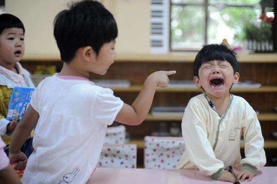 Bé trai đi học 2 tuần thì 3 lần đánh bạn, bác sĩ chỉ rõ nguyên nhân thì người bố chối ngay vì bí mật này