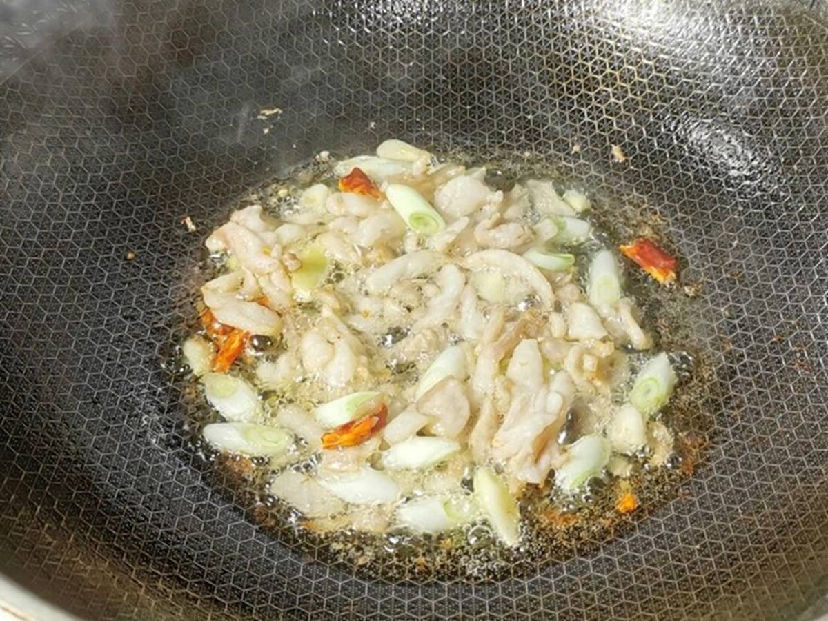 Loại rau vàng chôn trong đất, ăn nhiều chắc xương, bổ dạ dày, xào thịt cực thơm-5