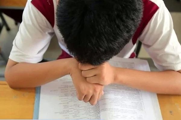 Đi họp phụ huynh, ông bố ở Hà Nội sửng sốt khi đọc hai câu thơ trên bàn: Tuyệt đối đừng để mẹ thấy!-2