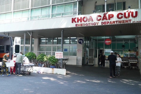 TPHCM: Cô gái 26 tuổi nguy kịch sau đặt túi ngực, nhổ răng khôn ở bệnh viện-1